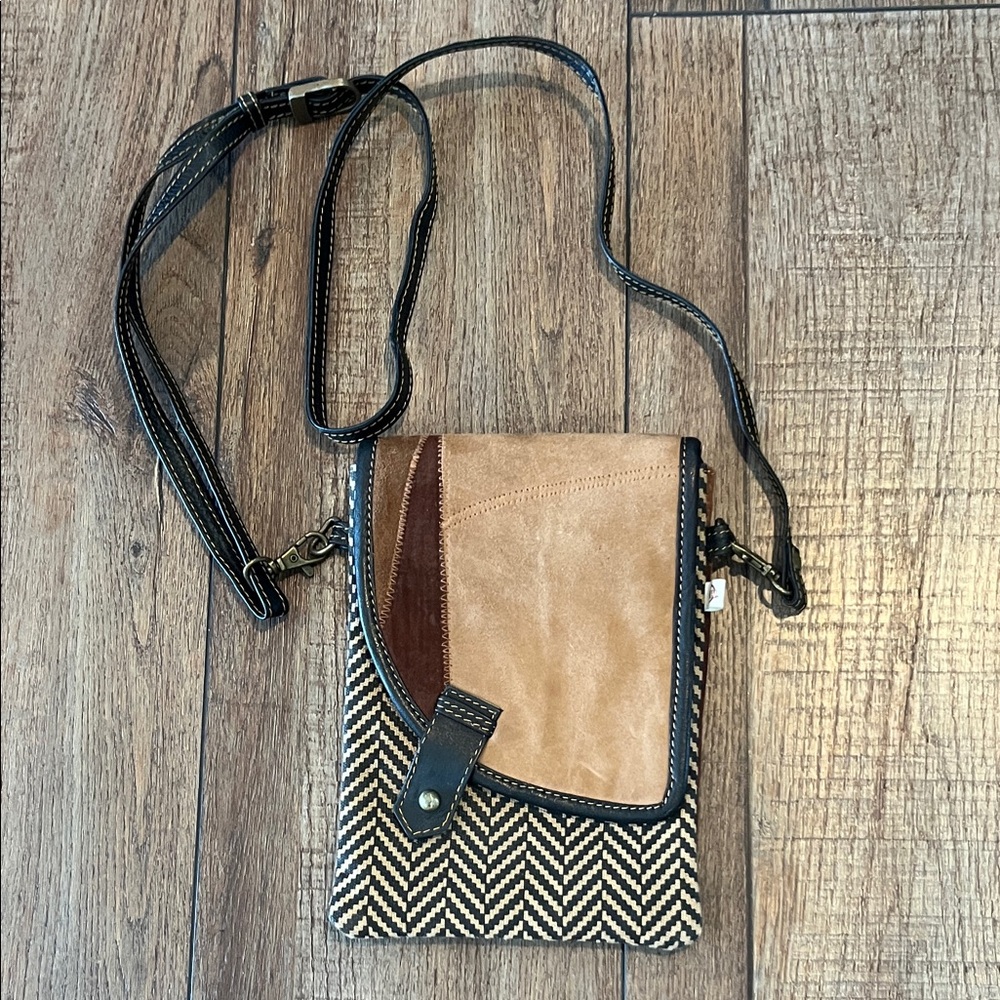Vaan & Co Stylish Tan and Black Crossbody Bag